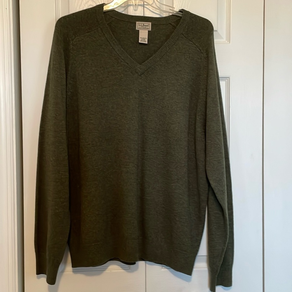 Men’s LL Bean Sz XL 100% Lambs’ Wool olive knit sweater. V neck long sleeved - Picture 4 of 9